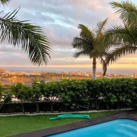 Stunning - View, Location, Pool דירה אדחה