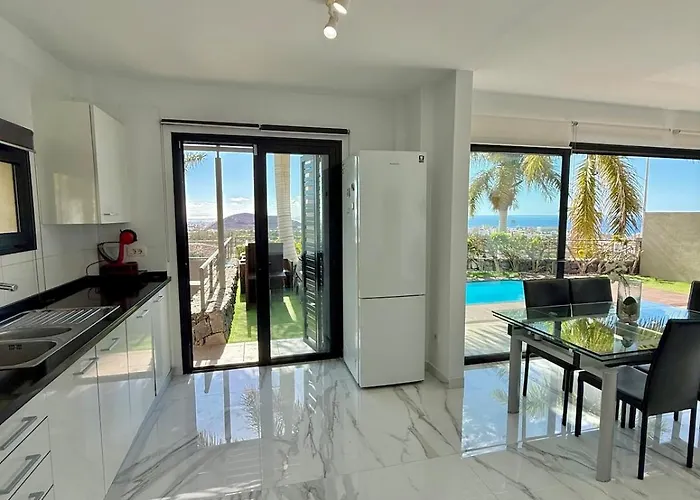 Stunning - View, Location, Pool Lägenhet *